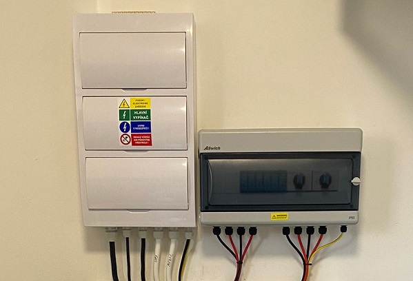 Aswich1000V DC Strings Combiner Box Installation In Czech For Solar System